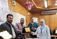 د. وليد أبو الخير ود.عماد عوض يكرمون الفريق الطبى بمستشفى التخصصى